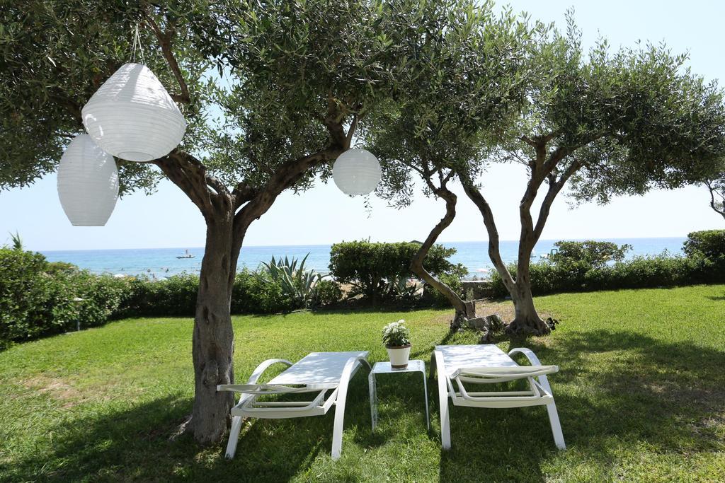 Villa Seafront Calista Beach House With Garden à Glyfada  Extérieur photo